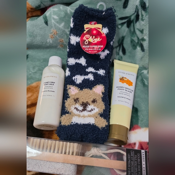 Foot Care Gift Set with Socks, Foot Care, File And Lotion - Picture 4 of 5